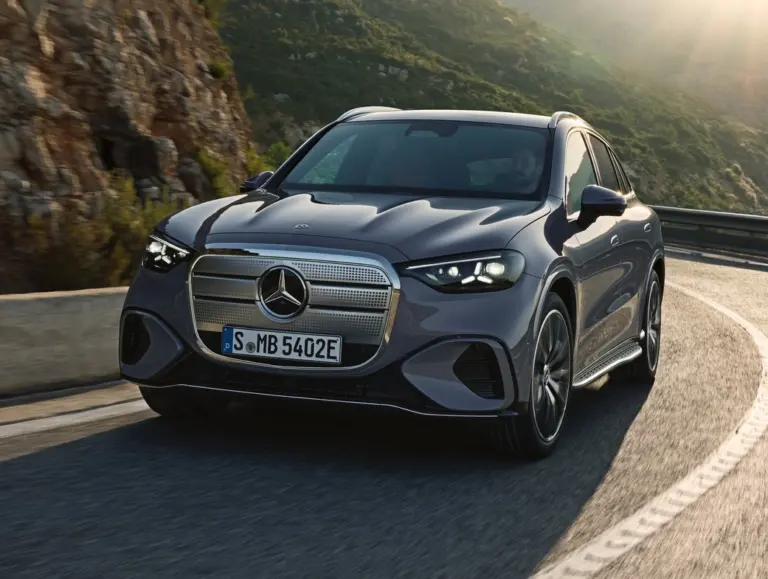 Mercedes GLC EQ 2026: 489 PS, 713 km Reichweite, ab 67.717 € — schlägt er den BMW iX3?